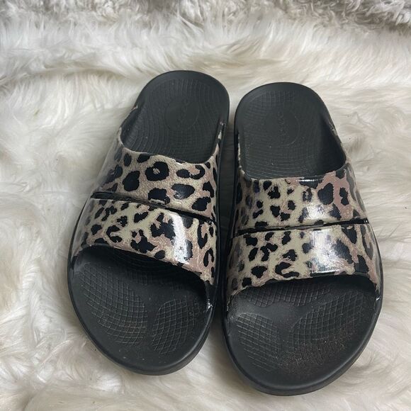 Oofos Ooahh Luxe cheetah print slides sandal sandals size W SZ 10 M SZ8 - Picture 1 of 10